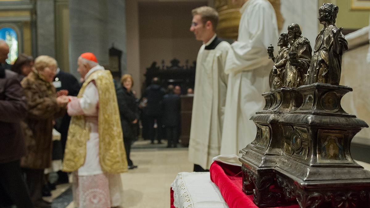 Il reliquiario con le reliquie dei Magi al termine della Messa dell'Epifania celebrata nel 2014 dal cardinale Dionigi Tettamanzi. foto di roberto Fointana