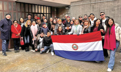 L’ambasciatrice María José Argaña Mateu, dietro la bandiera con cappotto chiaro, e Alcides Avalos, primo a sinistra, in una foto di gruppo durante il «consolato itinerante»