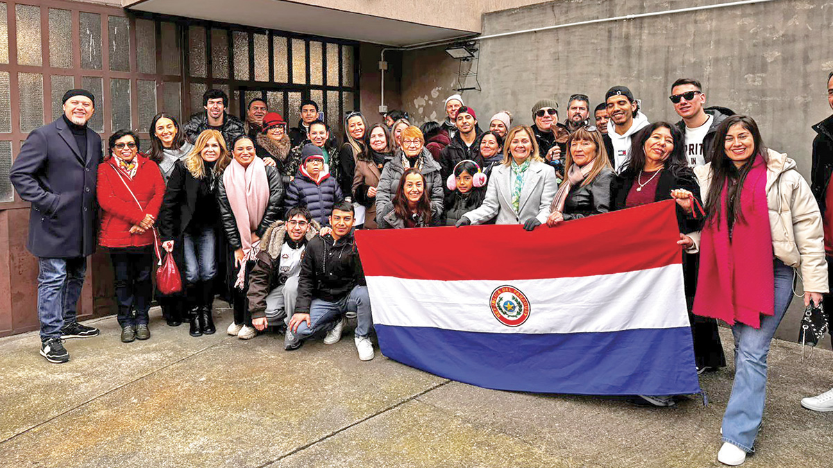 L’ambasciatrice María José Argaña Mateu, dietro la bandiera con cappotto chiaro, e Alcides Avalos, primo a sinistra, in una foto di gruppo durante il «consolato itinerante»