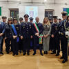 Il personale della Polizia Locale con il comandante Silverio Pavesi, il sindaco Roberto Assi, la vicesindaco Mariele Benzi, il presidente del Consiglio comunale Michele Bulzomì