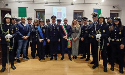 Il personale della Polizia Locale con il comandante Silverio Pavesi, il sindaco Roberto Assi, la vicesindaco Mariele Benzi, il presidente del Consiglio comunale Michele Bulzomì